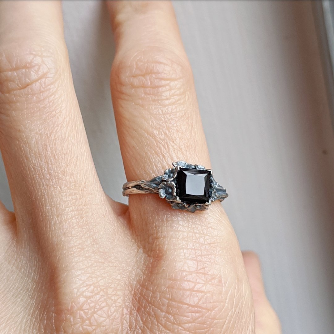 Mini Onyx Forget Me Not Ring